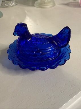 Mini Mosser Cobalt blue hen on nest - not vintage